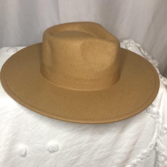 Tan colored wide brim fedora. Vegan Felt. 100% polyester. - Picture 5 of 12